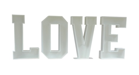 Białe litery LOVE 3D z drewna sosnowego – efektowna dekoracja eventowa